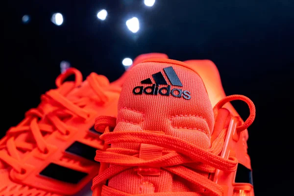 Tyumen Ρωσία Νοεμβρίου 2021 Adidas Running Shoes Πορτοκαλί Κοραλλί Χρώμα — Φωτογραφία Αρχείου