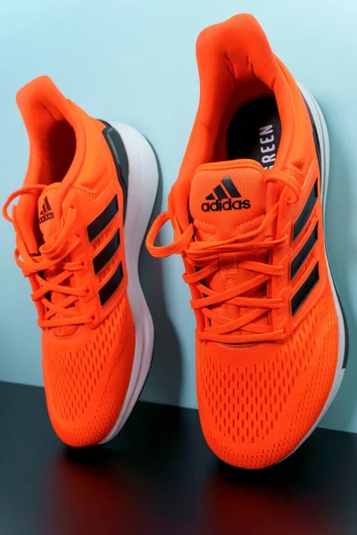 Tyumen Rusland November 2021 Hardloopschoenen Oranje Koraalkleur Eq21 Run Logo — Stockfoto