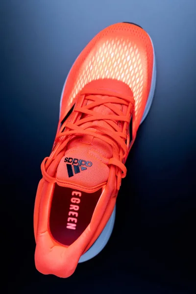 Tyumen Rusko Listopad 2021 Nové Adidas Oranžové Tenisky Model Vyroben — Stock fotografie