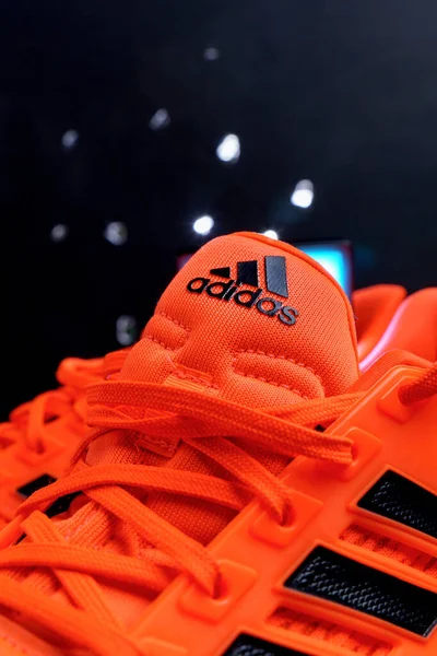 Tyumen Russia Νοεμβρίου 2021 Λογότυπο Της Adidas Στα Αθλητικά Τρεξίματος — Φωτογραφία Αρχείου