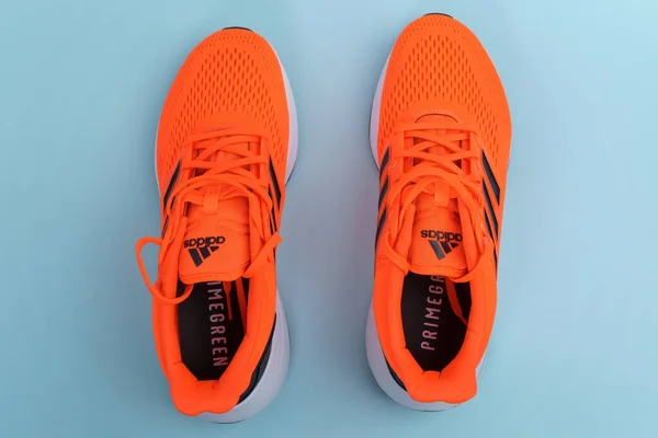 Tyumen Rússia Novembro 2021 Novos Tênis Cor Laranja Adidas Modelo — Fotografia de Stock