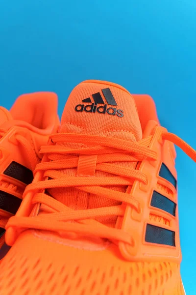 Tyumen Rússia Novembro 2021 Adidas Running Shoes Cor Coral Laranja — Fotografia de Stock