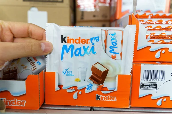 Tyumen Russia December 2021 Kinder Brand Chocolate Snacks Sale Shelves — Foto de Stock