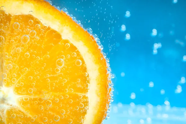 Pomerančové Ovocné Stříkance Vodě Výhled Shora Bubliny Selektivní Zaměření Kopírovací — Stock fotografie