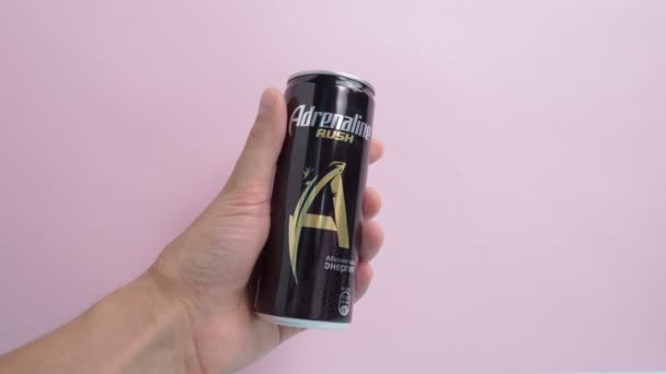 Tyumen, Rusia-15 de octubre de 2021: Adrenaline Rush Bebida energética, lata de metal sobre un fondo rosa. Copiar espacio — Vídeo de stock
