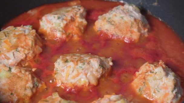 Domates soslu ev yapımı köfteler. İtalyan mutfağı. Et yemeği. Seçici odak — Stok video