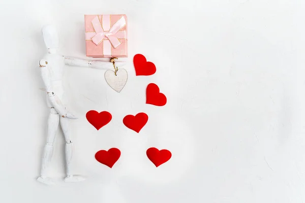 Wooden Man Figure Valentines Day Gift Box White Background Copy — Zdjęcie stockowe