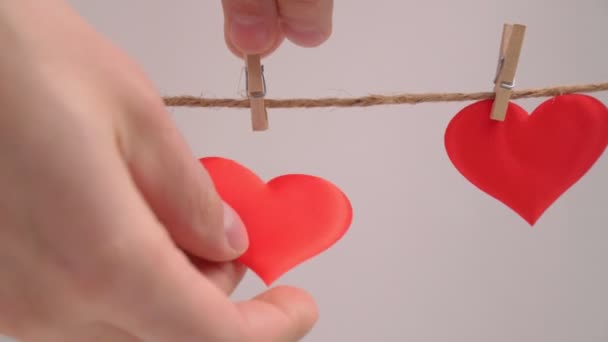 Coeurs rouges gros plan, concept 14 février Saint Valentin. Concentration sélective — Video