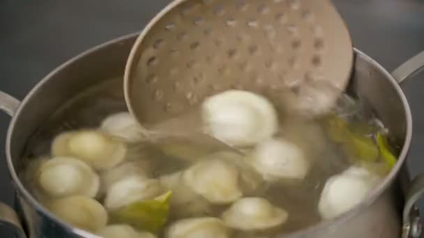 Albóndigas de carne en agua hirviendo. Las albóndigas de carne se hierven en una olla de agua hirviendo. Hogar comida rápida — Vídeo de stock