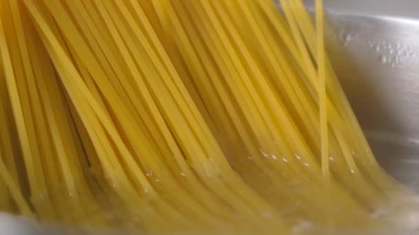 Tavada haşlanmış spagetti. Spagettiden buhar çıkıyor. Yemek pişirme — Stok video