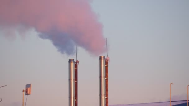 マルチ階建ての建物の屋根の上にボイラー室煙突。温水供給。冬の暖房 — ストック動画