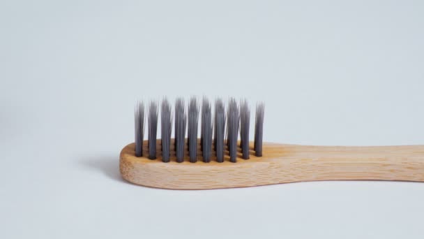 Escova de dentes ecológica feita de bambu natural. Conceito de estilo de vida sustentável, desperdício zero. Fundo branco — Vídeo de Stock