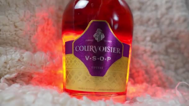 Tioumen, Russie-27 novembre 2021 : Bouteille de Courvoisier cognac très spécial. Logo — Video