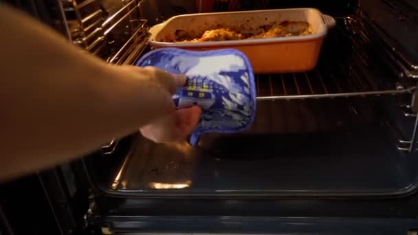검은 배경에 구운 접시에 마늘 과 향료 식물을 넣어 구운 닭고기 넓적다리를 넣는다. 집에서 만든 음식을 요리함 — 비디오