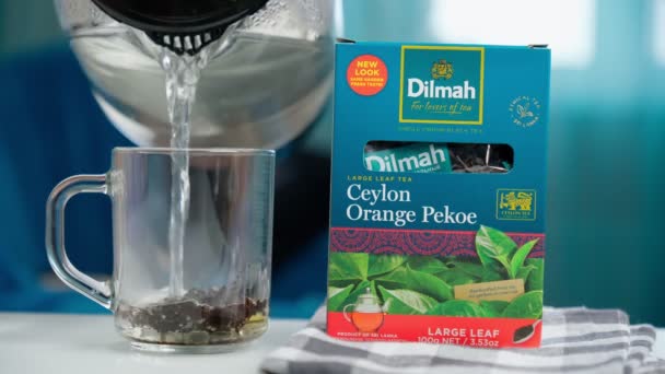 Tyumen, Rusia-20 Desember 2021: teh Dilmah. Merek teh Sri Lanka, dijual secara internasional. Tuang air mendidih — Stok Video