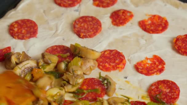 Domowej roboty pizza z bliska gotowanie. Salami, grzyby, sos. — Wideo stockowe