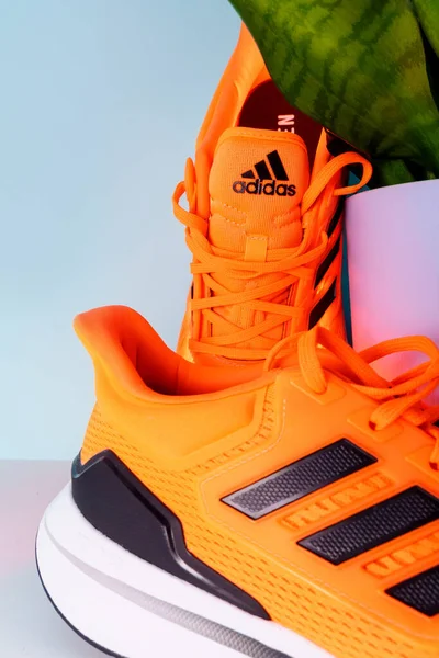 Tyumen Oroszország Január 2022 Adidas Running Shoes Adidas Logó Multinacionális — Stock Fotó