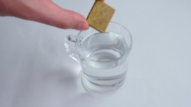 Lösliche Getränke, die Würfel auflösen, um Superfoods hinzuzufügen. Auf weißem Hintergrund — Stockvideo