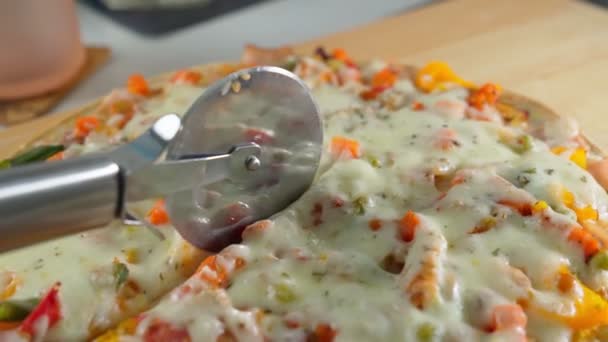 이제 막 피자 칼로 조각을 잘라 낸 오븐에서 피자를 익힌 것입니다. 선택적 초점 — 비디오
