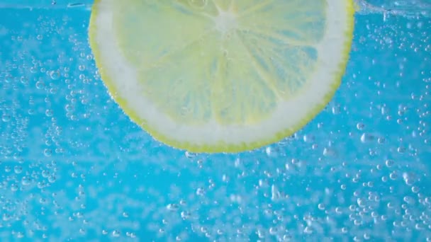 Citroenclose-up. Snijd citroen, minerale bubbels. limonade. Langzame beweging — Stockvideo