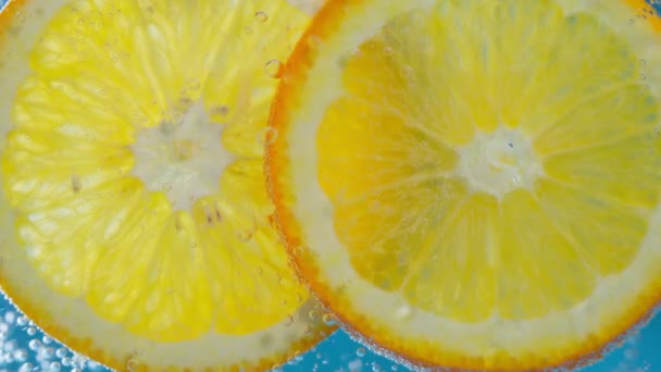 Oranges fruits sous l'eau en gros plan, mise au point sélective — Video