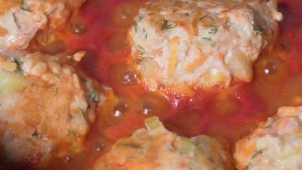 Вкусные мясные шарики в тарелке с томатным соусом. Домашняя вкусная еда. — стоковое видео