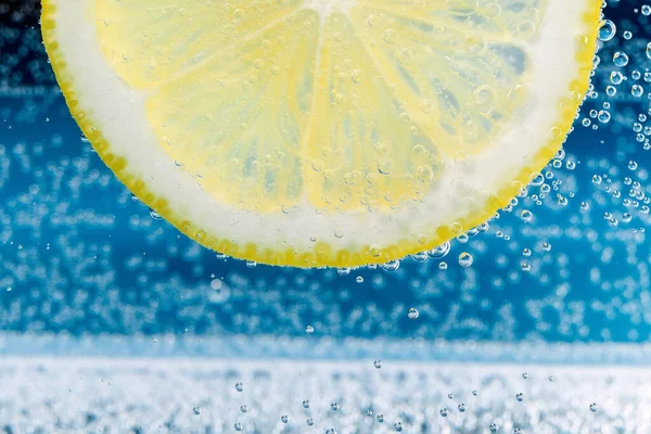 Close Lemon Slice Water Bubbles Blue Background Selective Focus — Stock Photo, Image