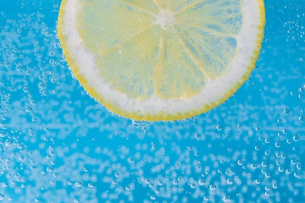 Lemon Zblízka Kousek Citronu Minerální Bubliny Limonáda — Stock fotografie