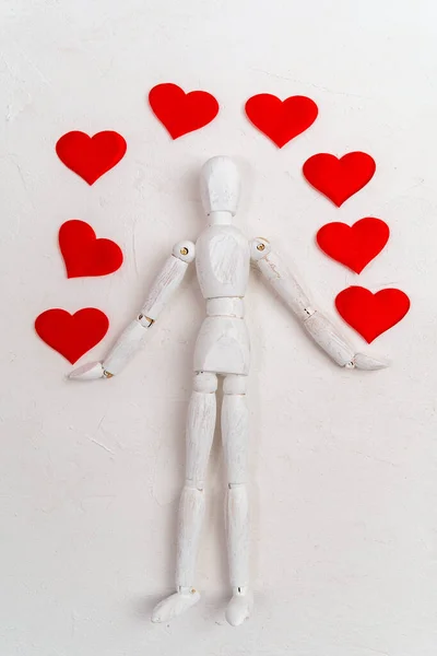 Dřevěná Postava Figuríny Bílého Pozadí Dát Červené Srdce Pojmy Láska — Stock fotografie