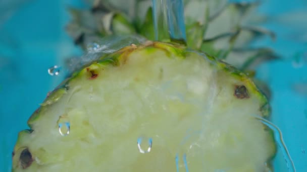 Abacaxi macro close-up na água sob a água. Foco seletivo — Vídeo de Stock