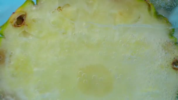 Nahaufnahme von saftigen und köstlichen frischen Ananas-Makro. Selektiver Fokus — Stockvideo