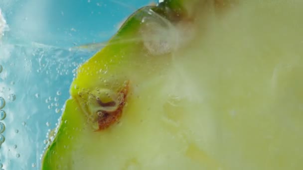Close-up de suculento e delicioso macarrão de abacaxi fresco. Foco seletivo — Vídeo de Stock