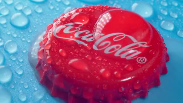 Tyumen, Russia-January 19, 2022: 코카 콜라 음료 클로즈업 로고는 미국의 다국적 음료 회사인 코카 콜라 컴퍼니에 의해 생산 및 제조 된다.. — 비디오