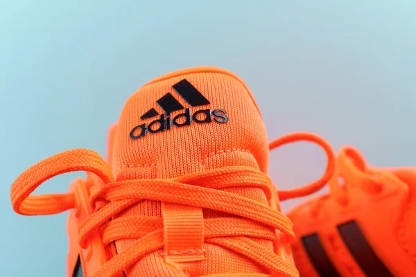 Tyumen Rusko Listopad 2021 Logo Adidas Oranžové Běžecké Botě Zblízka — Stock fotografie