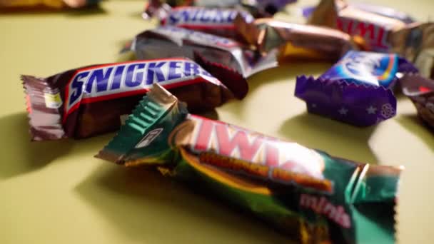 Tyumen, Rusland-23 januari 2022: Diverse chocoladerepen sluiten af. Chocoladerepen zijn gemaakt door Mars Inc.. — Stockvideo