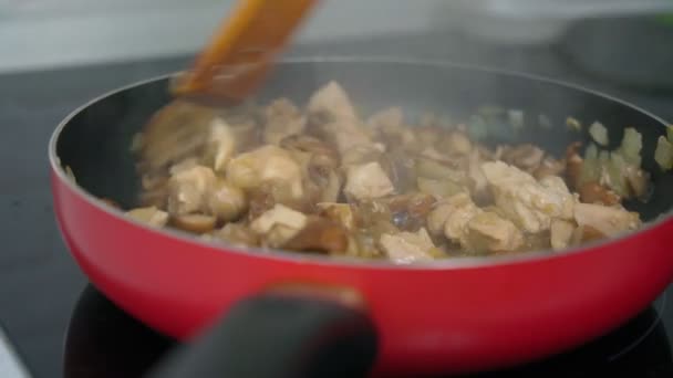 Házi készítésű párolt pezsgők csirke filével, közelkép Főzés otthon — Stock videók
