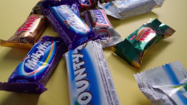 Tyumen, Rusko-23. ledna 2022: Snickers, Mars, Twix, mléčná dráha, bonbonbóny. Čokoládové tyčinky vyrábí Mars Inc.. — Stock video