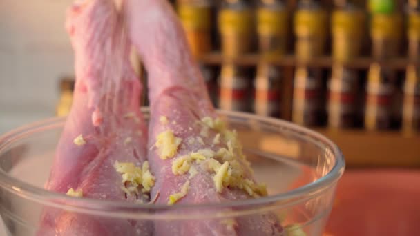 A baqueta da Turquia com as especiarias na tigela. Preparação de marinada, comida caseira — Vídeo de Stock