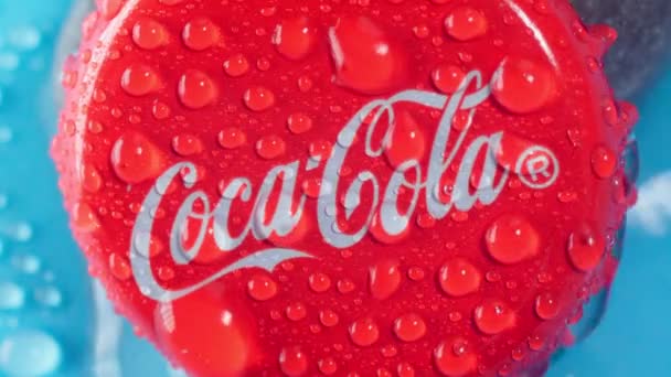 Tyumen, Russie-19 janvier 2022 : Le logo du bonnet Coca Cola se referme avec des gouttes d'eau. Concentration sélective — Video