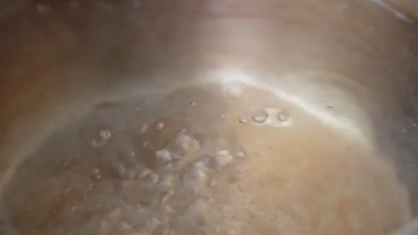 전기 스토브 위에 끓는 물을 붓는다. 클로즈업. 들끓는 뜨거운 물 과같더라. 느린 운동 선택 집중 — 비디오