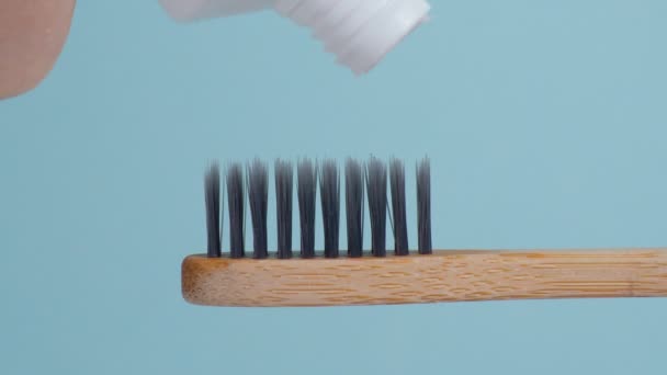 Cepillos de dientes ecológicos hechos de bambú natural. Pasta de dientes de cerca. Casa con cero residuos. Esenciales de baño. — Vídeo de stock