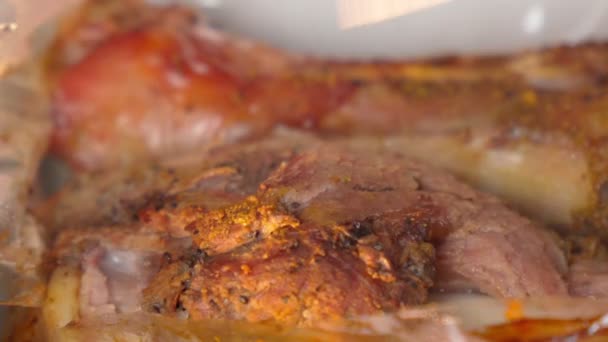 Sprawdza gotowość gotowanego mięsa nożem do indyka w zbliżeniu. Skupienie selektywne — Wideo stockowe