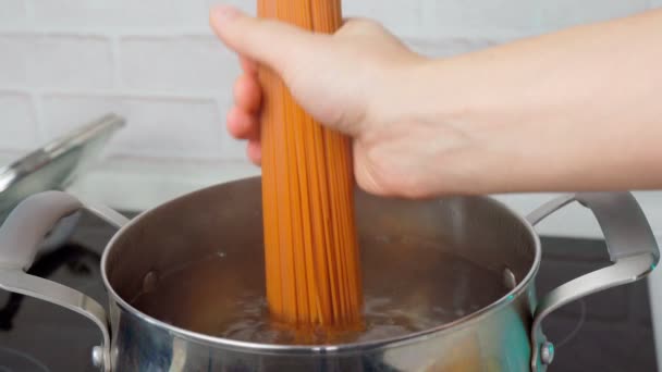 Das Essen thematisiert Spaghetti in kochendem Wasser. Selektiver Fokus — Stockvideo