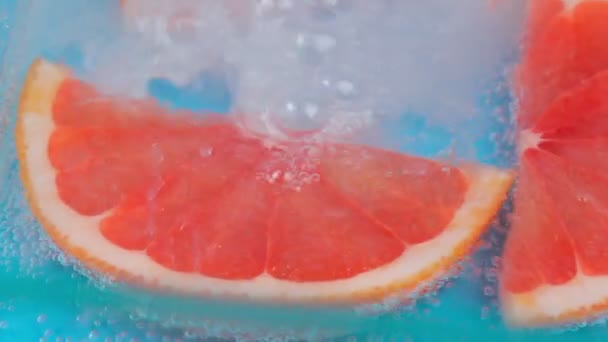 Грейпфрут и водяная сода. Свежесть, вкус. Закрывай. Фон, текстура — стоковое видео