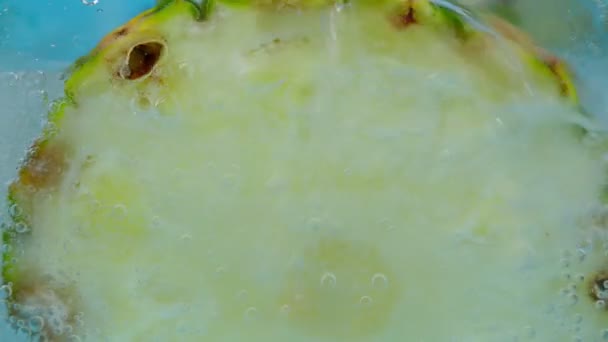 パイナップル水の下でエキゾチックな果物。健康的なライフスタイル食品。ベジタリアンやビーガンのコンセプト。選択的焦点 — ストック動画