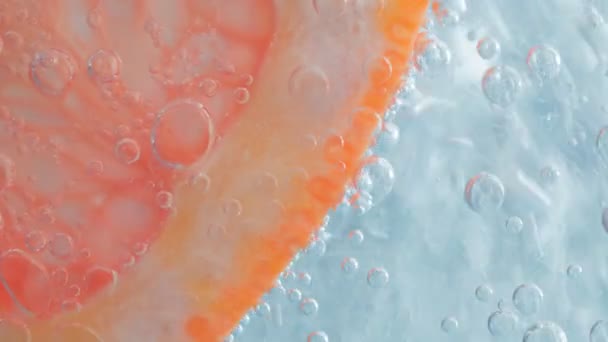 Grejpfrut w wodzie pod makro zbliżenie wody. Kontekst, świeże owoce. Skupienie selektywne. — Wideo stockowe