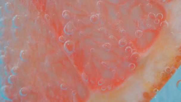 Refreshing grapefruit drink, cocktail. Grapefruit and lemon soda. Background, texture — Stock Video