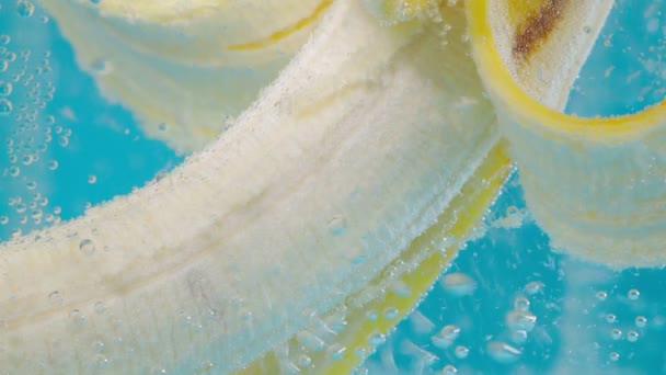 Fruta de banana close-up em água, debaixo de água. Macro de fruta suculenta madura. Deliciosas bananas maduras. — Vídeo de Stock