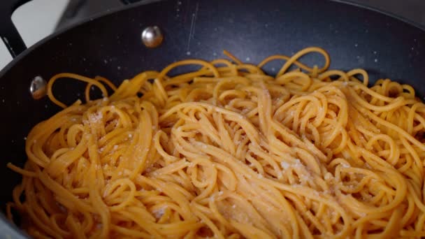 Domates ezmeli spagetti pişiriyorum. Seçici odaklanma. Akdeniz mutfağı — Stok video