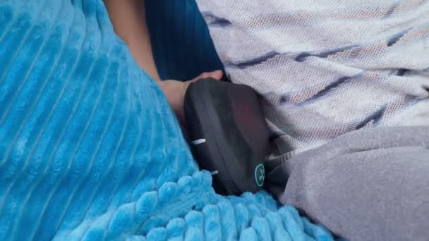 Elektrische Massagekissen für zu Hause sorgen dafür, dass sich Ihr Körper entspannter fühlt. Nahaufnahme — Stockvideo